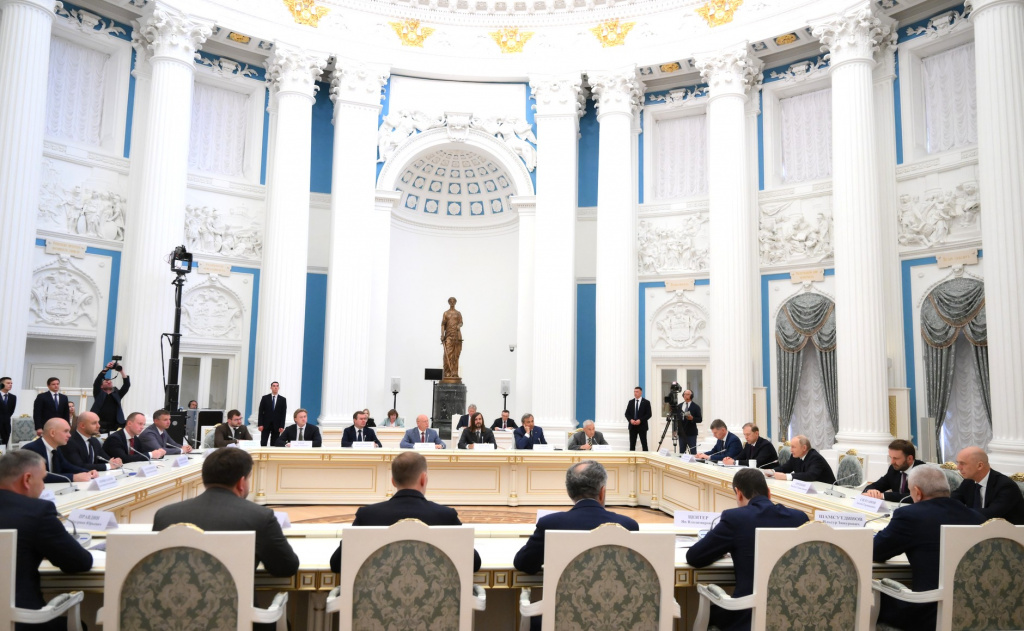 Президент РФ провел встречу с представителями российского бизнеса.