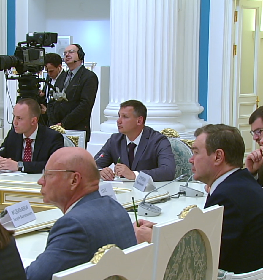 Президент РФ провел встречу с представителями российского бизнеса.